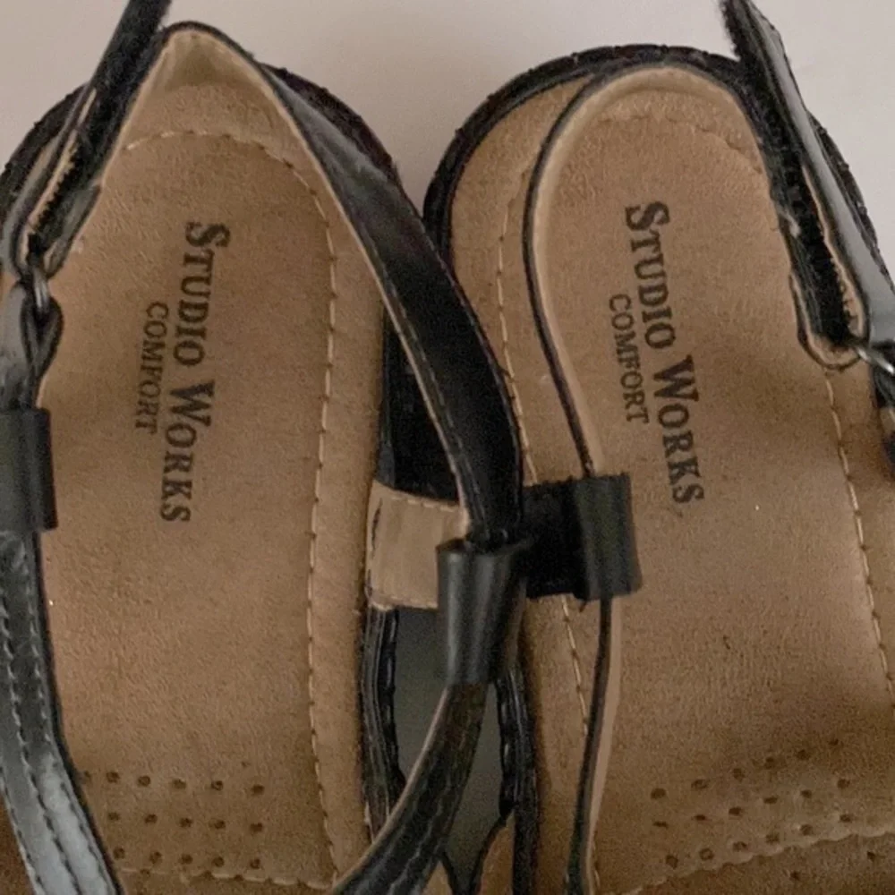 Studio Works comfort MARYBELLE black hook & loop sandals side scratch size 8M 🌹 - Picture 5 of 10